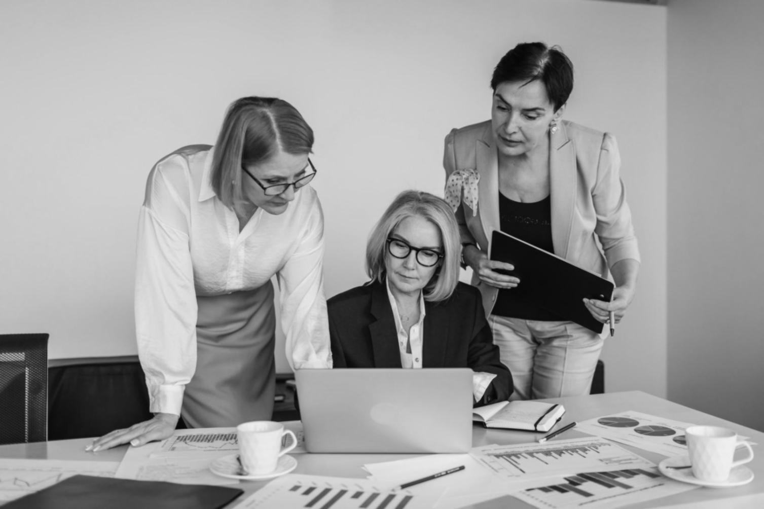 Arbeitsplatz mit SEO-Analyse für E-Commerce