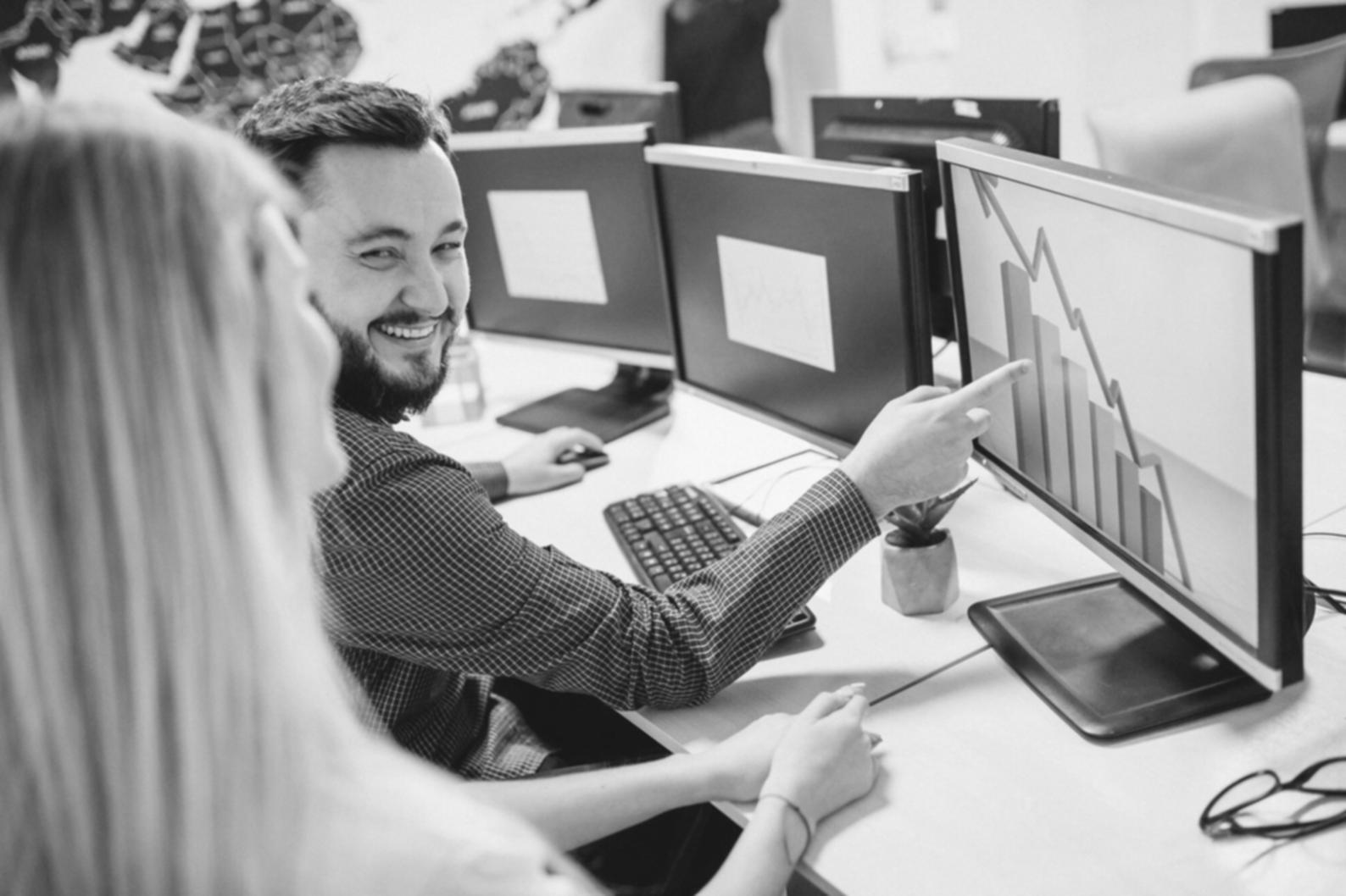 Arbeitsplatz mit SEO-Analysen und Notizen