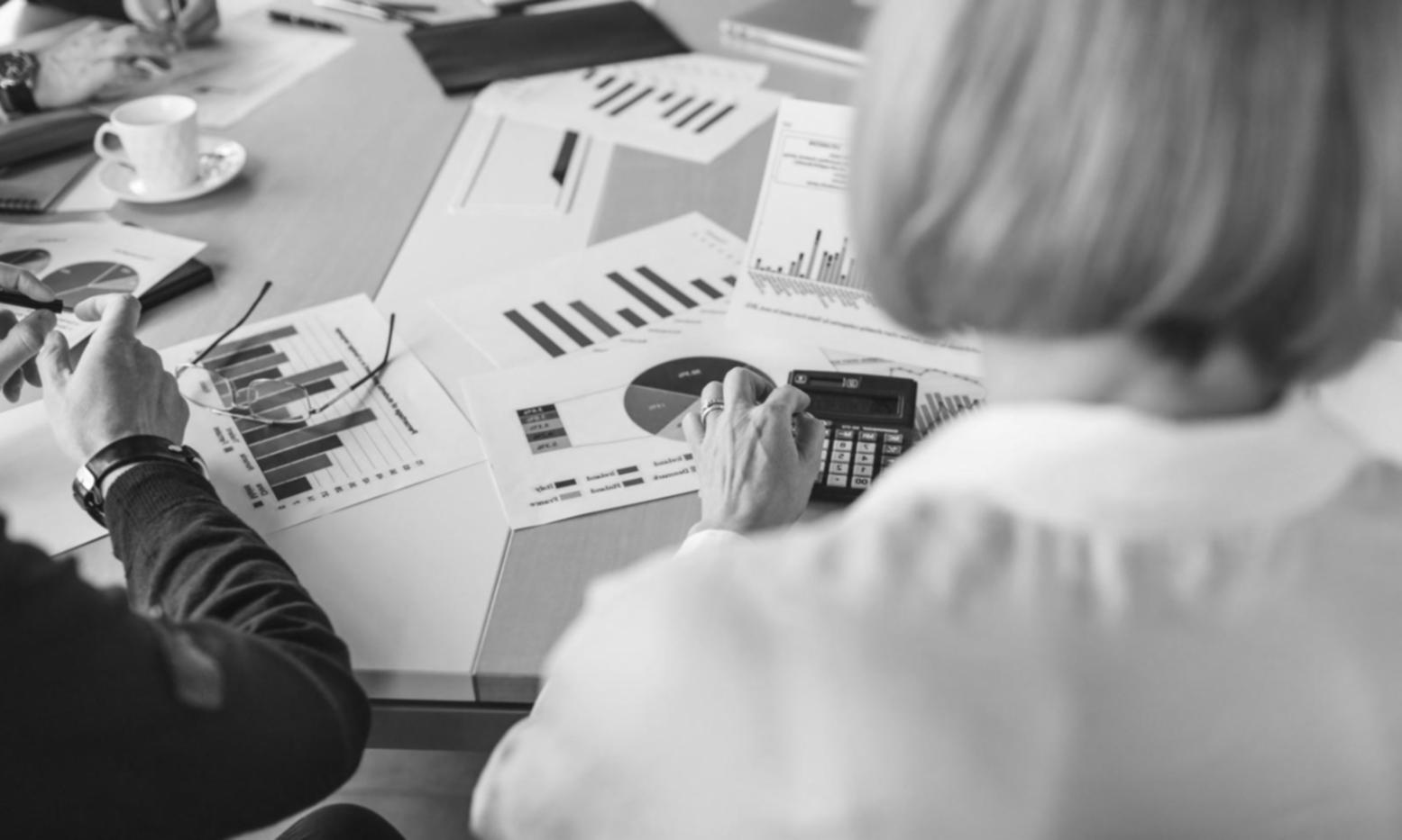 Detaillierte Analyse von SEO-Daten auf Bildschirm